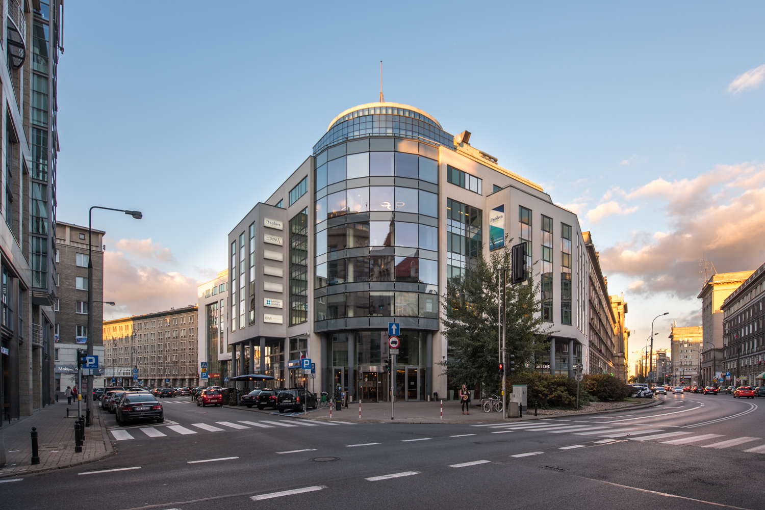 Zdjęcie architektury budynku IPC Business Park (obecnie 54 Koszykowa Trade Center)